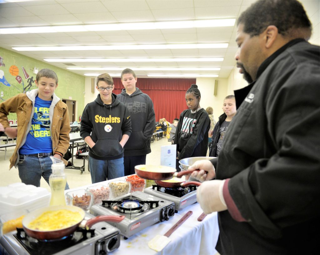 Schools continue to serve breakfast, lunch to students during hybrid ...
